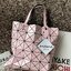 Baobao Issey Miyake 6x6 กระเป๋า Tote รุ่นนี้ถือว่าเป็นกระเป๋า Tote ไซส์กลางที่เหมาะกับการพกพาสิ่งของที่จำเป็นในทุก ๆ วัน มาพร้อมสายที่สามารถปรับได้ทั้งสองสาย และมีช่องใส่ของช่องเล็กด้านใน 1 ช่อง จุของได้เยอะแถมยังทนทาน ใช้เป็น Everyday Bag ได้เลยคะ พกพาสะ