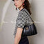 Tory burch Kira logo-plaque crossbody bag กระเป๋า Kira ของ Tory Burch เป็นส่วนหนึ่งของคอลเล็กชั่นที่โดดเด่น และมีหลายรุ่นด้วยกัน โดยมีป้ายโลโก้ Double T ของแบรนด์อยู่ตรงกลาง มีความเรียบง่ายแต่ยังคงความหรูหราโดดเด่นด้วยวัสดุบุผิว ป้ายโลโก้สีทอง สายสะพายโซ่