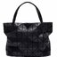 Bao Bao Issey Miyake ROCK MATTE ซีรีส์นี้จะเป็นทรงสี่เหลี่ยมผืนผ้า มีซิปปิดด้านบน ถือเป็นรุ่นที่เหมาะกับการใช้งานในชีวิตประจำวัน สามารถพับมุมและบริเวณด้านล่างของกระเป๋าเพื่อเพิ่มความสะดวกสบายในการใช้งาน ทั้งยังช่วยให้วางกระเป๋าในแนวตั้งได้อีกด้วย แผ่นต่อส
