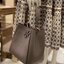 TORY BURCH MCGRAW MINI BUCKET BAG กระเป๋าสะพาย **วัสดุหนังวัวแท้ หนังนุ่ม หนังหอม น้ำหนักเบามากกก!! หนังลื่น นิ่มสวยมากๆ!!ด้านหน้าประดับโลโก้แบรนด์ ภายในโล่งกว้าง มีช่องใส่ของ 2 ช่อง มีสายเกี่ยวปรับทรง อะไหล่ทอง สายยาวถอดออกได้ ปรับระดับได้ 5 ระดับ ขนาดกำ