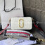 Marc Jacobs Snapshot Bag กระเป๋าแบรนด์ดังจากสัญชาติอเมริกัน นับได้ว่ารุ่นนี้เป็นรุ่นทรงฮิตเลยทีเดียว โดยด้านหน้ากระเป๋าจะเป็นโลโก้แบบโลหะที่เป็นสัญลักษณ์ของแบรนด์นี้ มาพร้อมสายสะพายที่จะสะพายยังไงก็ดูโดดเด่น เพราะขนาดใหญ่ที่สกรีนตัวอักษรโลโก้ ในรูปแบบต่าง