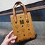 M.C.M X-MINI KLASSIK TOTE IN VISETOS สิ้นสุดการรอคอย สำหรับไอเท็มกะทัดรัด พร้อมเสิร์ฟให้คุณแบบเต็มพิกัด!! กระเป๋าสะพายมินิโท้ท ที่ตอบโจทย์ทุกไลฟ์สไตล์ ในวันสบาย วันทำงาน ออกงาน หรือวันที่ต้องลุย น้องคนสวยใบนี้พร้อมไปกับทุกคนได้เลย!! วัสดุหนังแคนวาสคุณภาพด