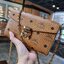 M.C.M SMALL MILLIE FLAP CROSSBODY IN VISETOS ไซส์ใหม่พกพาสะดวก!! กระเป๋าสะพายกึ่งคลัทช์ รอบนี้มาไซส์สวย สามารถใช้แทนกระเป๋าสตางค์ได้เลย ใส่โทรศัพท์มือถือได้ทุกรุ่น ใส่ของสำคัญสบายๆ มาพร้อมสายสะพายโซ่สีทองหรูหรา รูปทรงดีไซน์ร่วมสมัย ใช้งานง่ายด้วยตัวล็อค ว