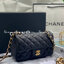 หนังแท้ CHANEL classic 8" black caviar รุ่นยอดนิยมไอเท็มฮิตวัสดุหนังคาเวียร์สวยคลาสสิค ด้านหน้ามีโลโก้แบรนด์อะไหล่ทอง/เงินสวยหรู ภายในสีแดงเบอกันดี้ เป็นใบยอดนิยมของสาวๆ เลยค่าา พร้อมส่งที่ไทยไม่ต้องรอพรีฯ สาวก Chanel Must Have! นะคะ