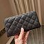 VIP 】กระเป๋าสตางค์ใบยาวรุ่นซิปรอบ สวยรับทรัพย์จาก Chanel วัสดุหนังลายคาร์เวีย ใช้แล้วขับผิวสุดๆ เปิด-ปิดด้วยซิปรูดรอบใบ ใช้งานง่าย ภายในกระเป๋ามีช่องใส่บัตรได้ ใส่ธนบัตรหรือเหรียญได้ มีช่องซิปแยกอีกหนึ่งช่อง ดีไซน์เรียบหรูแบบนี้ สาวๆห้ามพลาดกันน้า!! ซื้อใ