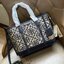 ของแท้ 💯% Tory burch perry monogram jacquard small triple compartment tote ครั้งแรกกับลายโมโนแกรม ที่ได้รับแรงบันดาลใจมาจากโลโก้สุดคลาสสิกในกระเป๋าทรงtote bag T Monogram