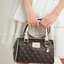 Guess Handbag with Small Shoulder Strap Tyren SG796605 New collection!! Guess ทรงหมอน ขนาดเล็ก ลายซิกเนเจอร์แบรนด์ ทรงหมอนยอดฮิต มีให้เลือก 5 สี สีสวยคลาสสิก เข้ากับง่ายกับทุกชุด ปิด/เปิด ด้วยซิป ภายในโล่งกว้าง แยกเป็นสัดส่วนใช้งาน ซับในตราแบรนด์ ใส่กระเป