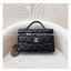 CHANEL Long Vanity With Chain วานิตี้รุ่นใหม่ล่าสุด พลาดไม่ได้เลยกับคอลสุดแซ่บ ดีไซน์ใหม่รูปทรงคลาสสิค หูจับแต่งโลโก้สวยหรู สายสะพายข้างเป็นโซ่ถอดได้ ได้ทุกวันอย่างคล่องตัว