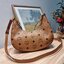 M.C.M AREN CRESCENT HOBO IN VISETOS ใหม่ล่าสุดก่อนใคร สวยได้ไม่ต้องรอ กับคอลใหม่ลุคลูกคุณ รูปทรง half moon ยอดฮิต ตอบโจทย์ได้ทุกลุค ทุกไลฟ์สไตล์ ใช้งานได้ง่ายคล่องตัว กับกระเป๋าสะพายข้าง ที่มาพร้อมสายโซ่คล้องด้านหน้า และสายหนังครอสบอดี้ ปรับเปลี่ยนการใช้ง