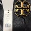 Tory burch miller metal-logo mini hobo bag มีกลิ่นอายสุดคลาสสิก ได้รับแรงบันดาลใจมาจากการขี่ม้า จึงได้ดีไซน์กระเป๋าออกมาในรูปแบบอานหลังม้าสุดเก๋ที่สามารถนำไปมิกซ์แอนด์แมทช์กับสไตล์การแต่งตัวได้หลายชนิด ไม่ว่าจะเป็นกับเดรสทรงยาวหรือกางเกงยีนแสนเท่ตัวโปรดขอ