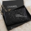 รุ่นใหม่ล่าสุด ที่สาวๆหลายคนรอคอย! *ใบเล็กน่ารัก *หนังคาเวียร์แน่น กับ CHANE VIP GIFT PURSE BAG กระเป๋าคล้องมือ ทรงสวย ขนาดกะทัดรัด จากงาน VIP GIFT รุานหายาก วัสดุหนังคาเวียร์สุดหรูเปิดปิดด้วยซิปอะไหล่ทอง ประดับโลโก้ ด้านในใส่กระเป๋าสตางค์สั้ร มือถือ ipho