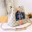LV neonoe monogram canvas สีใหม่ อีกหนึ่งรุ่นท็อปฮิต ที่ไม่มีไม่ได้จริงๆ กับกระเป๋าสะพายทรงบัคเก็ตใบใหญ่ โดดเด่นและเป็นเอกลักษณ์ด้วยการตกแต่งลายพิมพ์เฉพาะลงบนผืนหนัง