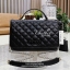 GUESS CROSSBODY BAG กระเป๋าสะพายรุ่นใหม่ล่าสุดทรงเหลี่ยมหนังนิ่มสวยเดินเส้นลายตารางอยู่ทรงด้านหน้าประดับโลโก้ GUESS สวยดูมีเปิดปิดด้วยฝาปิด ภายในมีช่องแบ่งสองช่องเป็นสัดส่วนใส่กระเป๋าสตางค์ใบยาว มือถือ ของจุกจิกได้เยอะ พร้อมสายสะพายโซ่ต่อหนังจะเลื่อนใช้สา