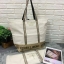 Victoria's Secret Canvas Tote Bag กระเป๋าสะพายวัสดุแคสวาสสีครีม ด้านล่างเป็นกลิตเตอร์ สกรีนชื่อแบรนด์ ฐานกระเป๋าเป็นหนัง ด้านหน้ามีช่องเล็กไว้ใส่ของได้ เปิดปิดด้วยซิป ซับในลายแบรนด์ มีช่องซิปเล็กแยกใส่ของ1ช่อง จุของได้เยอะมาก