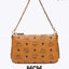M.C.M MILLIE TOP ZIP CROSSBODY IN VISETOS รุ่นหายากที่สาวๆตามหา เพราะดีไซน์ยูนิค เรียบแต่มีดีเทลความหรู ๆ กระเป๋าสะพายที่มาพร้อมสาย 2 แบบ สายโซ่คล้องไหล่ คล้องแขน และสายหนัง crossbody ให้ปนับใช้ได้ตามใจชอบ วัสดุหนังแคนวาสคุณภาพดี ใช้งานง่ายด้วยซิป ใส่โทรศ