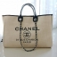 รุ่นใหม่ล่าสุด!! ที่สาวๆรอคอย Chanel tote canvas bag จากงานพรีเมี่ยม VIP GIFT รุ่นดังเลยค้า Size ใหญ่อลัง บอกเลยว่า **งานดีที่สุด ตัวกระเป๋า กระเป๋าผ้าเป็นผ้า canvas เนื้อดีสมราคา สัมผัส นุ่มลื่นมือมากกกก อะไหล่เงินปั้มแบรนด์แท้ทั้งใบ ด้านหน้าปัก logo แบร