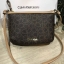 Calvin Klein Cross Body Bag กระเป๋าสะพายรุ่นใหม่ล่าสุดหนังสวย สกรีนลาย Signature แบรนด์รอบใบ ประดับโลโก้แบรนด์ สีทองด้านหน้า เปิดปิดด้วยซิป น้ำหนักเบา ภายใน โล่งกว้าง มีช่องใส่บัตร และช่องซิป ใส่ iphone+ ได้ มาพร้อมสายสะพายยาว ขนาดกำลังน่ารัก สะพายคล่องตั