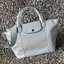 Longchamp Le Pliage Cuir Top handle bag S เรียกว่าเป็นกระเป๋าอีกหนึ่งรุ่นที่ไม่ว่ายังไงก็ฮอตฮิตและติดเทรนด์ตลอดไม่เคยเปลี่ยนกับ ทรง Le Pliage Cuir หนึ่งในตระกูลกระเป๋าสุดไอคอนิกจากแบรนด์