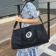รุ่นใหม่ล่าสุด กับทรง travel & fitness bag กับ Chanel VIP Gift Bag Travel Bag Gym Duffel Weekend จากงานพรีเมี่ยมกิ้ฟแบรนด์หรูอย่าง Chanel ของแท้100% ตัวกระเป๋าเป็นผ้า Oxford หนาอย่างดี สกรีนโลโก้ GABRIELL CHANEL สีขาว เปิดปิดด้วยซิปแบรนด์ อะไหล่คุณภาพเยี่