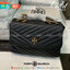 ของแท้ 💯% Tory Burch Kira Chevron Quilted Convertible Leather Crossbody Bag เป็นกระเป๋าที่ใช้ในการออกงานสำคัญหรือวันที่มีปาร์ตี้สังสรรค์ คุณควรเลือกใช้กระเป๋าที่มีดีไซน์สะดุดตา