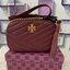 Tory Burch KIRA CHEVRON SMALL CAMERA BAG รุ่น Kira Chevron Small Camera Bag ตอบโจทย์คุณสาวๆ ได้อย่างละมุ่น สวยมาแต่ไกล ลุคหรูดูมีสไตล์ ดีไซน์เรียบหรู แต่ดูไฮไม่เบา..เพิ่มลวดลายด้วยการเย็บเย็บบนหนังเป็นลายเส้น (Chevron) ตกแต่งสายสะพายด้วยพู่ห้อยเกร๋ๆ สายยา