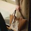 Tory T Monogram Mcgraw Dragonfly กระเป๋าถือหรือสะพายไหล่ วัสดุหนัง Jacquard อะไหล่ทอง ทรงปีก เปิด-ปิด ด้วยกระดุมแม่เหล็ก ด้านในโลง มี 2ช่องเล็ก จุของได้เยอะ น้ำหนักเบา สายสะพาย crossbody ได้ ปรับระดับได้