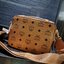 M.C.M KLASSIK CROSSBODY BOX BAG ไอเท็มขวัญใจเซเลปอีกหนึ่ง!! กระเป๋าสะพายครอสบอดี้ดีไซน์ทรงกล่อง ด้วยรูปลักษณ์ที่มีสไตล์ สามารถใช้กับลุคแคชชวล หรือลุคไหนๆก็ทำให้ดูโดดเด่นขึ้นมาได้ วัสดุหนังแคนวาสคุณภาพดี เปิด-ปิดด้วยซิป มีช่องหลัก 2 ช่อง มาพร้อมสายสะ