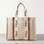 CHLOÉ Woody large leather-trimmed cotton-canvas tote กระเป๋าแบรนด์ดังจากสัญชาติฝรั่งเศส เป็นที่ชื่นชอบของเซเลบริตี โคลเอ้รุ่นนี้เป็นสไตล์วินเทจ เรียบหรูและดูดี ออกแบบมาเพื่อการใช้งานที่ง่ายแสนง่าย และยังจุของได้ไม่น้อยเลยทีเดียว เพิ่มความมีเสน่ห์และแข็งแร