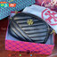 Tory Burch KIRA CHEVRON SMALL CAMERA BAG สาว ๆ ลุคคุณหนูไม่ควรพลาด Collection นี้เลยนะคะ เพราะ Kira Chevron เป็นรุ่นที่ตอบโจทย์และครองใจสาว ๆ ได้อย่างแท้จริง