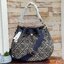 Tory burch t monogram jacquard drawstring hobo อีกหนึ่งคอลเลคชั่นจาก T monogrameที่ออกแบบมาในรูปทรงกระเป๋า hobo เป็นกระเป๋าที่มีพื้นที่เยอะในการจัดเก็บสิ่งของได้อย่างดีเยี่ยม ลวดลายสีสันของกระเป๋าทอลายแบบแจ๊คการ์ดอย่างประณีต สะท้อนให้เห็นถึงกลิ่นอายงานฝีม
