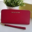 Best seller! งานขายดี รุ่นใหม่คะ Michael kors saffiano Wallet กระเป๋าสตางค์ใบยาว หนัง Saffiano ซิปรอบ สวยหรู มาก อะไหล่ปั้มโลโก้แบรนด์ ด้านในมีช่องใส่บัตร เยอะม้ากกก อีกด้านมีช่องแบงค์+ซิปใส่เหรียญ จุของได้เยอะจริงๆคะ ใส่ iphone 6+ ได้ สวยหรูดูดี อุปกรณ์ค