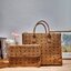 M.C.M MEDIUM MÜNCHEN TOTE IN VISETOS กระเป๋าโท้ทไซส์ใหญ่ จุเน้นๆ ใหม่ล่าสุด ที่ใช้สามารถใช้ได้ทั้งหนุ่มๆและสาวๆ รูปทรงคลาสสิค ดีไซน์เป็นเอกลักษณ์ แถมยังได้ใบลูกใส่ของจุกจิกได้อีก แบ่งเป็นสัดส่วนได้เลย วัสดุหนังแคนวาสตัดสลับหนังแท้