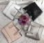 GUESS BALDWINPARK MINI CROSSBODY BAG พร้อมส่ง กระเป๋าถือหรือสะพาย วัสดุหนังแก้วอย่างดี หนังนิ่ม น้ำหนักเบา ตัวกระเป๋าลาย G ทั้งใบสวยมากค่ะ เปิดปิดกระเป๋าแบบซิป ภายในโล่ง ใส่ ipad mini ได้ มีช่องเล็กให้ใส่ของจุกจิก ซับในเป็นผ้าลายแบรนด์ สายสะพายถอดออกไม่ได
