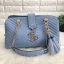 GUESS WOMEN’S VIOLET GIRLFRIEND SATCHEL SHOULDER BAG พร้อมส่งความสวยค่ะ!! กระเป๋าถือ สะพายไหล่ วัสดุเย้บหนังลายนวม หนังนิ่ม ทรงป่องสวยงามาก ด้านหน้าห้อยพวงพู่ยาวลงมาสวยมากๆทีเดียวค่ะ ปากกระเป๋าเปิดปิดแบบกระดุมแม่เหล็ก มีอะไหล่โลโก้แบรนด์หรู ช่องหลักแบ่ง เ