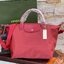 8สี พร้อมส่ง Longchamp LE PLIAGE NÉO TOP HANDLE BAG (medium size) อีกหนึ่งรุ่นยอดนิยม ที่สาวๆ ต้องมีไว้เก็บไว้สักใบ กระเป๋าโท้ทใบนี้ มาพร้อมกับสีที่มีสไตล์เรียบง่าย มีสายสะพายยาวปรับสั้นยาวได้ช่วยให้คุณสามารถสะพายไหล่ได้อย่างสบาย ในตัวสายปักโลโก้อันเป็นสั