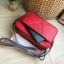 GUESS CROSSBODY BAG กระเป๋าสะพายรุ่นใหม่ ทรงเหลี่ยมตั้งอยู่ทรง วัสดุหนังSaffiano ด้านหน้าปั้มลายโลโก้นูน เปิดปิดด้วยซิปเดียวด้านบน ภายในกว้างใส่กระเป๋าสตางค์ใบยาวได้ ด้านหน้ามีช่องเล็ก1ช่อง ภายในมีช่องซิปเล็ก1ช่อง แยกเป็นสัดส่วน ด้านในบุผ้าลายสกรีน น้ำหนั
