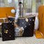 LV Neverfull MM Tote Monogram Canvas With Cat / Puppies กระเป๋าทรงโท้ท รุ่นลิมิเต็ด พิมพ์ลายน้องหมา น้องแมว ลวดลายท่องเที่ยว ลายสีสัน เป็นการรังสรรค์สุดท้าทายครั้งใหม่ของกระเป๋ารุ่นไอคอนิกจากหลุยส์ ผสานความหลากหลายในการใช้งานยุคใหม่กับพลังสีสันอันสดใสได้อ