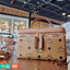M.C.M ROCKSTAR VANITY CASE IN VISETOS กระเป๋าใส่เครื่องสำอางค์ ทรงกล่องสวย ที่สามารถใช้เป็น everyday bag สะพายได้ทุกวัน พกของสำคัญก็ยังได้ ใส่มือถือได้ทุกรุ่น ดีไซน์เอกลักษณ์ ใช้งานได้สะดวกด้วยซิปรูด ภายในมีช่องแบ่ง มาพร้อมสายสะพายและหูจับในตัว ปรับ