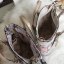 GUESS DELANEY MINI CROSS BODY BAG กระเป๋าถือหรือสะพายรุ่นที่ฮิตและขายดีที่สุดจาก GUESS FACTORY หนัง Saffiano ลาย GUESS ดอกไม้ และ ลายหัวใจ สวยอยู่ทรง ขนาดกำลังดี น้ำหนักเบา ด้านหน้าประดับโลโก้พร้อมพวงกุญแจโลโก้แบรนด์ห้อยที่หูกระเป๋าถอดเเยกใช้ได้ เปิดปิดด้