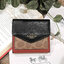 COACH FACTORY SHORT WALLET กระเป๋าสตางค์รุ่นใหม่ล่าสุดจาก Coach Factory Outlet ขนาดกำลังดี พกพาสะดวก ดีไซน์สวยน่าใช้ วัสดุหนังแท้เปิดปิดด้วยฝาปิด Envelop กระดุมด้านหน้ามีโลโก้แบรนด์ด้านหลังมีช่องซิปใส่เหรียญ หัวซิปแบรนด์ ภายในมีช่องใส่ธนบัตรใส่แบงก์พันได้