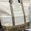Victoria's Secret Canvas Tote Bag กระเป๋าสะพายวัสดุแคสวาสสีครีม ด้านล่างเป็นกลิตเตอร์ สกรีนชื่อแบรนด์ ฐานกระเป๋าเป็นหนัง ด้านหน้ามีช่องเล็กไว้ใส่ของได้ เปิดปิดด้วยซิป ซับในลายแบรนด์ มีช่องซิปเล็กแยกใส่ของ1ช่อง จุของได้เยอะมาก
