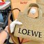 LOEWE logo raffia tote bag / Loewe Tote Bag กระเป๋าโท้ท รูปทรงสวยงามสานเต็มใบ และยังโดดเด่นด้วยโลโก้ สีโทนอุ่น ทำให้ไอเท็มนี้ ภายในกระเป๋าใหญ่โล่งกว้าง ใบนี้เหมาะกับสายแฟชั่นมากๆ
