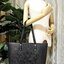 VIP 】BURBERRY FRAGRANCES TOTE BAG VIP GIFT WITH PURCHASE (GWP) พรีเมี่ยมกิ๊ฟ Limited Edition จาก BURBERRY PERFUME รุ่นแนะนำ ดีไซน์สวยโดดเด่นหนังสีดำขึ้นเทคเจอร์ด้านหน้ามีโลโล้แบรนด์ ภายในลายวินเทจสุดคลาสสิค โล่งกว้างมีช่องซิปเล็กและโลโก้ด้านใน สามารถใส่เอ