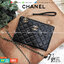 Chanel Crossbody Bag VIP Gift With Purchase (GWP) กระเป๋าสะพายพรีเมี่ยมกิ้ฟจาก Chanel Cosmetic Counter DutyFree วัสดุหนังคาเวียร์สวยหรูเปิดปิดด้วยซิปโลโก้แบรนด์สีทองสะดวกใช้ ด้านหน้ามีโลโก้ ด้านหลังมีช่องใส่ของ ภายในมีช่องซิป ใส่มือถือ ธนบัตร เครื่องสำอาง