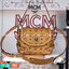 M.C.M Gold Visetos Small Crossbody Bag กระเป๋าสะพายข้างที่เหมาะกับทุกโมเม้นต์ของการเดินทาง และการใช้ชีวิตประจำวัน สีคอนยัคออริจินัลพิมพ์ลาย Visetos เพื่อความคลาสสิก ทุกสไตล์ด้วยทรงเอกลักษณ์เฉพาะรุ่น ลองถือด้วยมือหรือสายแบบคาดลำตัวถอดออกได้ช่วยให้สาม