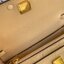 Tory Burch Eleanor Crocodile-Embossed Phone Crossbody Bag จุดเด่นของรุ่นนี้คือดีไซน์ออกมาในสไตล์คลาสสิกที่มาพร้อมกับฮาร์ดแวร์ที่ทำจากวัสดุทองเหลืองและสายสะพายโซ่เกลียวสีทอง ซึ่งการออกแบบได้รับแรงบันดาลใจมาจากเครื่องประดับ รูปทรงกะทัดรัดจึงสามารถสะพายใช้งา