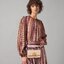 Tory Burch Eleanor Crocodile-Embossed Phone Crossbody Bag จุดเด่นของรุ่นนี้คือดีไซน์ออกมาในสไตล์คลาสสิกที่มาพร้อมกับฮาร์ดแวร์ที่ทำจากวัสดุทองเหลืองและสายสะพายโซ่เกลียวสีทอง ซึ่งการออกแบบได้รับแรงบันดาลใจมาจากเครื่องประดับ รูปทรงกะทัดรัดจึงสามารถสะพายใช้งา