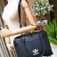 ADIDAS HANDLE BAG กระเป๋าถือเเละสะพายทรงโดม วัสดุนิ่มหนังสวยอยู่ทรงด้านหน้ามีโล้โก้แบรนด์ เปิดปิดด้วยซิปสะดวกใช้ หัวซิปแบรนด์ ขนาดใหญ่กำลังดี จุได้เยอะ น้ำหนักเบา ภายในมีโลโก้มีช่องซิปใส่ของ หูจับถนัดมือ พร้อมสายสะพายถอดได้เลื่อนปรับได้ Crossbody ได้ ไอเท