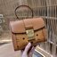 M.C.M TRACY TOP HANDLE คอลเลคชั่นใหม่ล่าสุด กระเป๋าถือ/สะพายข้าง ดีไซน์เรียบหรู คงเอกลักษณ์ ให้ความเป็นผู้ดีในตัว วัสดุหนังแคนวาสคุณภาพดีสลับหนังแท้ สวยงาม เปิด-ปิดด้วยตัวกดล็อค ภายในโล่งกว้างใส่ของได้พอประมาณ ทรงกระเป๋าโดดเด่นไม่เหมือนใคร พร้อมหูจั