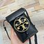 OUTLET 】TORY BURCH MILLER METAL PHONE CROSSBODY อีกหนึ่งกระเป๋าใส่มือถือรุ่นฮิตที่เชื่อว่าหลาย ๆ คนต้องเคยเห็นผ่าน ๆ ตามาอย่างแน่นอน กับแบรนด์ Tory Burch ดีไซน์กระเป๋าทรงฝาพับแม่เหล็กใช้งานง่าย มาพร้อมดีเทล Logo แบรนด์โดดเด่นสีทองตัดกับหนังแกะสีดำ ดูหรูดู